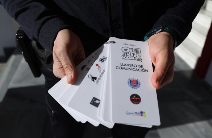 La Policía Local de Sanse cuenta con una nueva herramienta para facilitar la comunicación con las personas con autismo en situaciones de emergencia